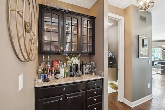372 Overlook Dr, Oxford, MI 48371 - bar with dark wood finished floors, a notable chandelier, a bar, and visible vents