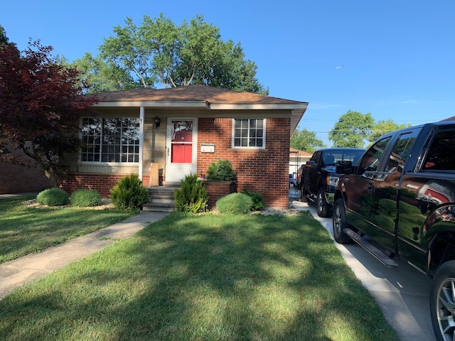 bungalow-style house featuring a front lawn