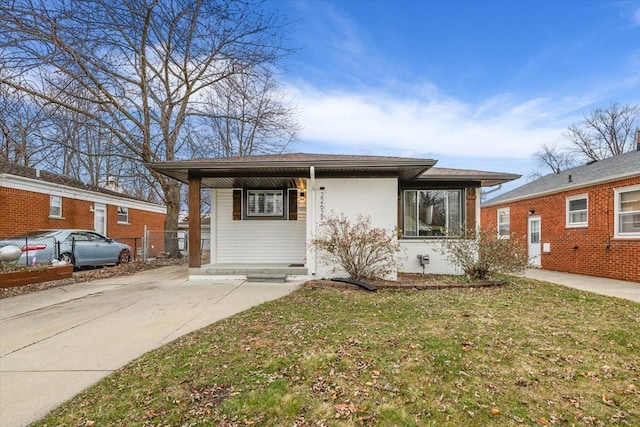 view of front of home with a front lawn