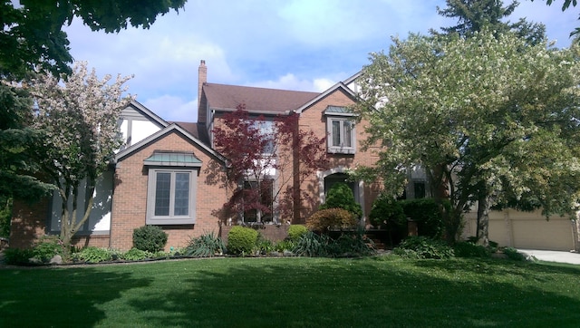 view of front of home featuring a front yard