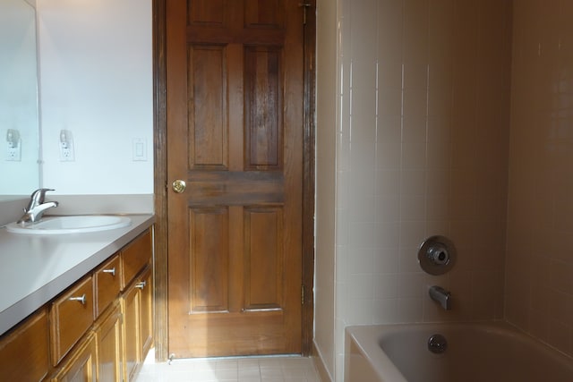 bathroom with washtub / shower combination and vanity