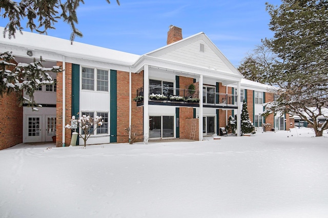 view of front of property featuring a balcony