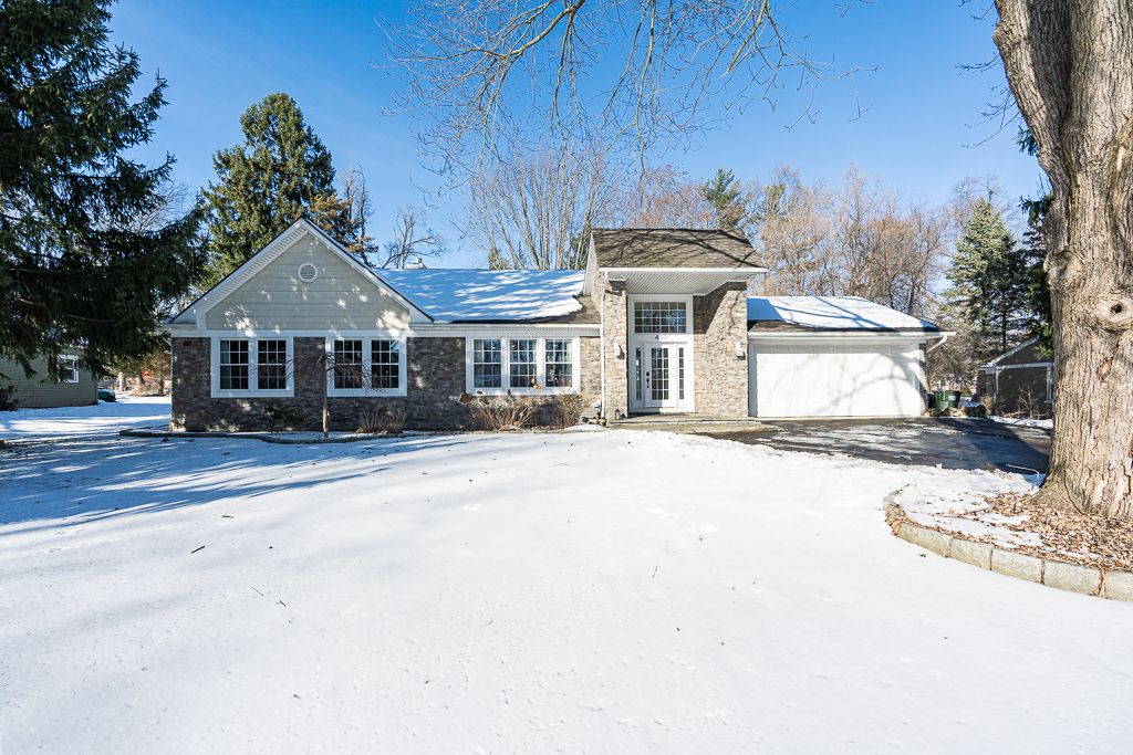 single story home featuring a garage