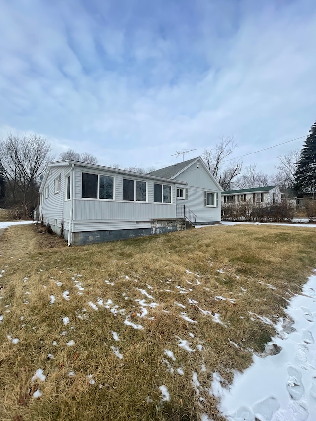 manufactured / mobile home with a front lawn