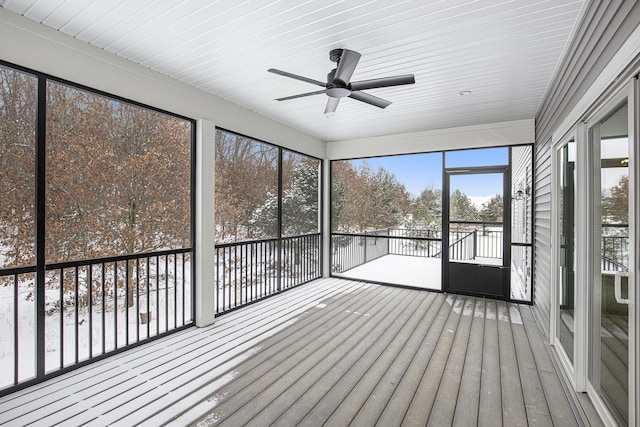 unfurnished sunroom with a healthy amount of sunlight and ceiling fan