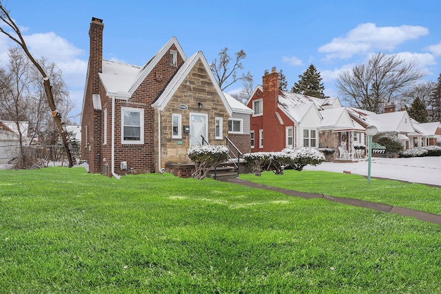 view of front facade with a front lawn