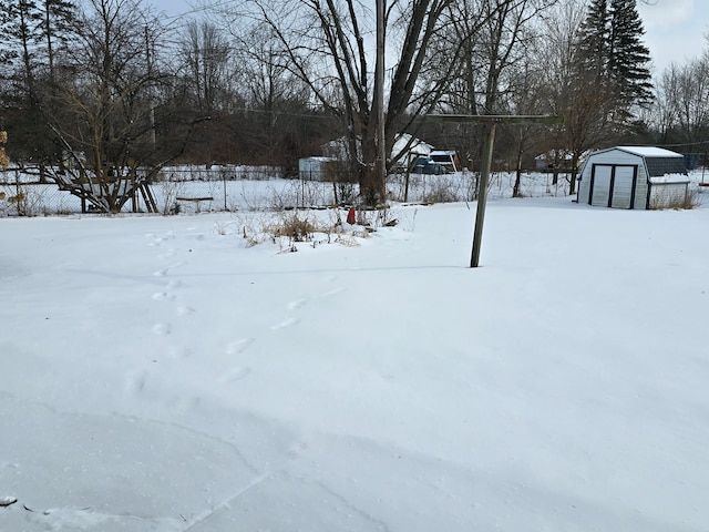 view of yard layered in snow