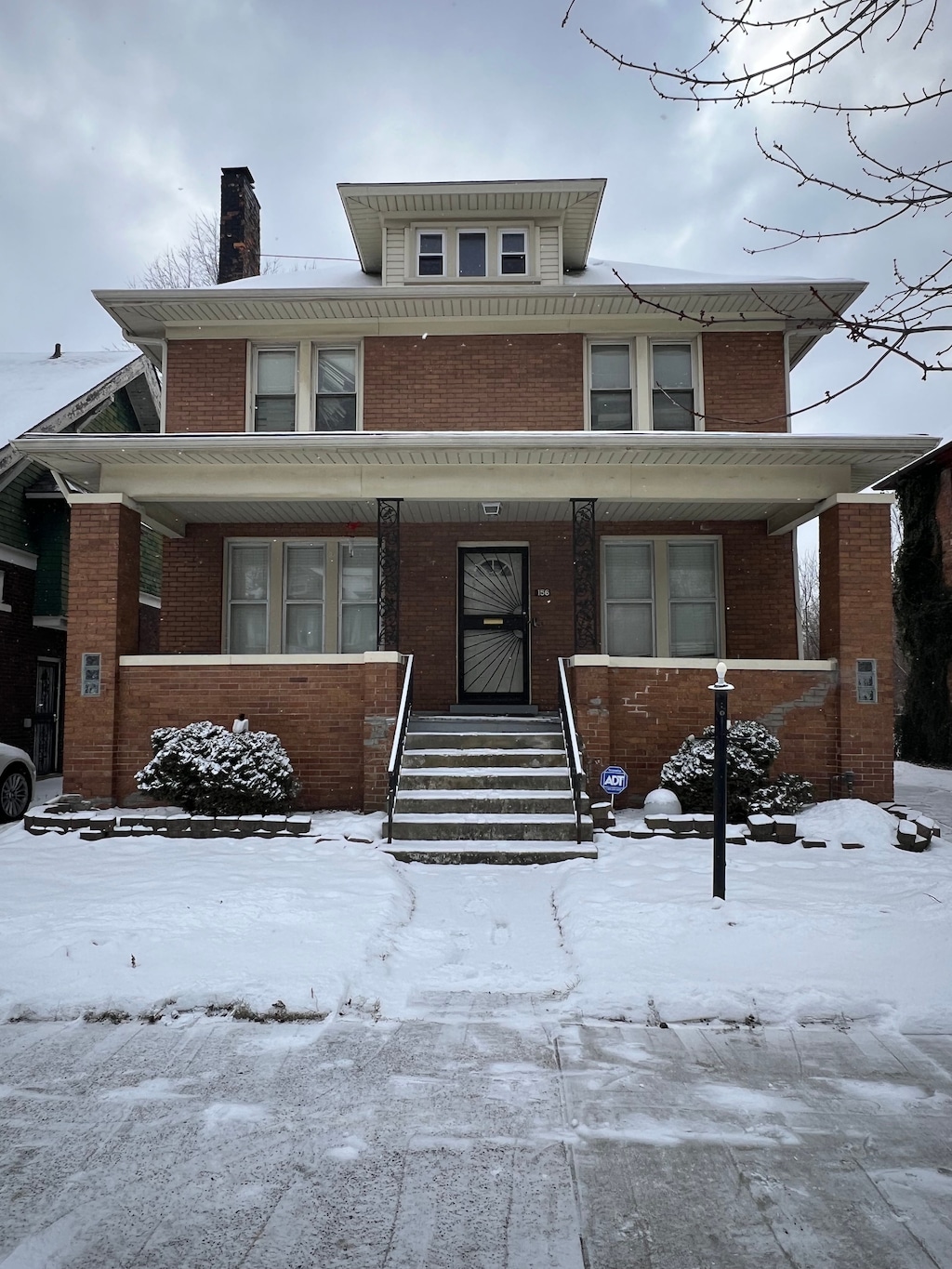 view of front facade featuring a porch