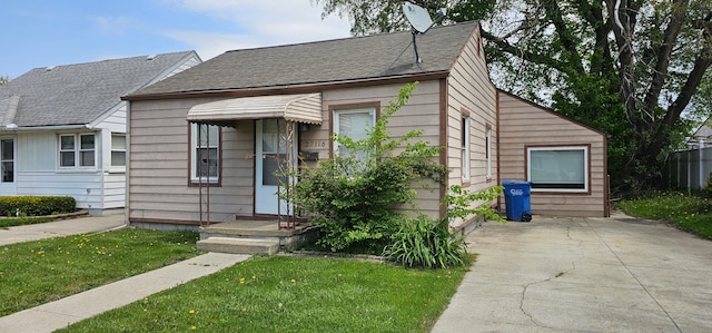 27116 Seyburn Ave, Warren, MI 48092 - bungalow with a front lawn and roof with shingles