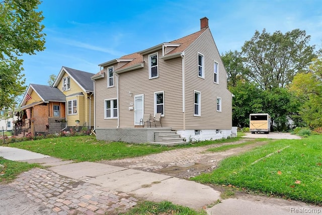 view of front of home with a front lawn