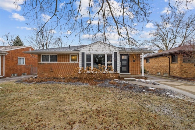 view of front of property featuring a front lawn