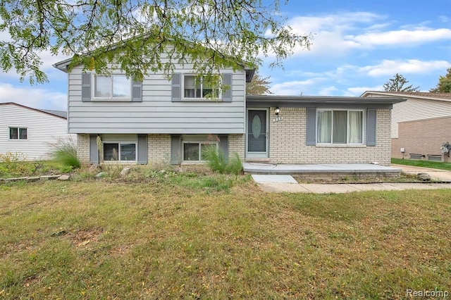 tri-level home with a front lawn