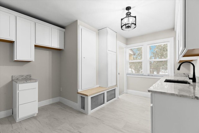 mudroom with sink and a notable chandelier