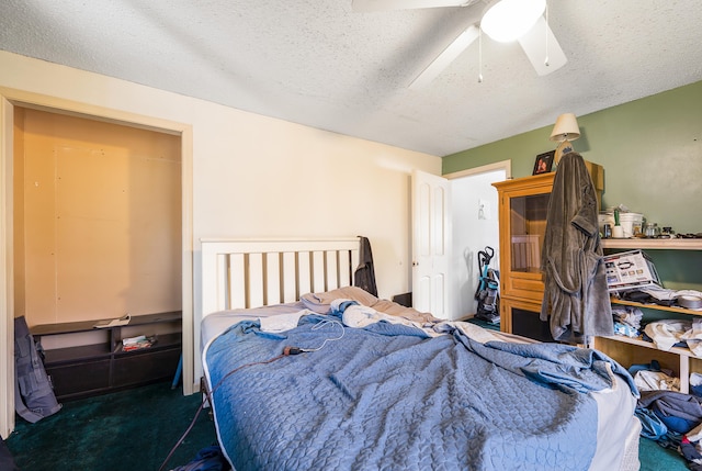 bedroom featuring carpet floors, a textured ceiling, and ceiling fan