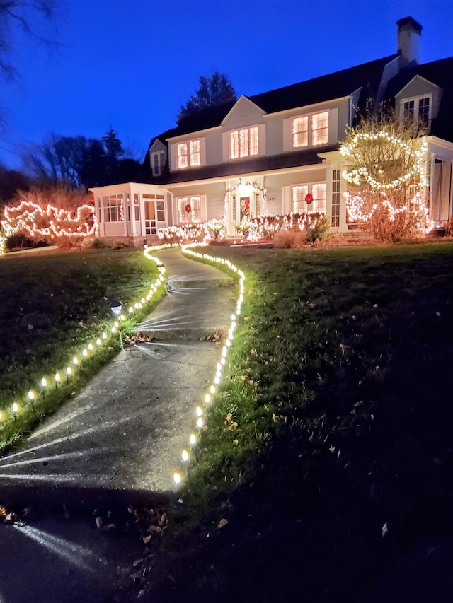 view of front of property featuring a yard