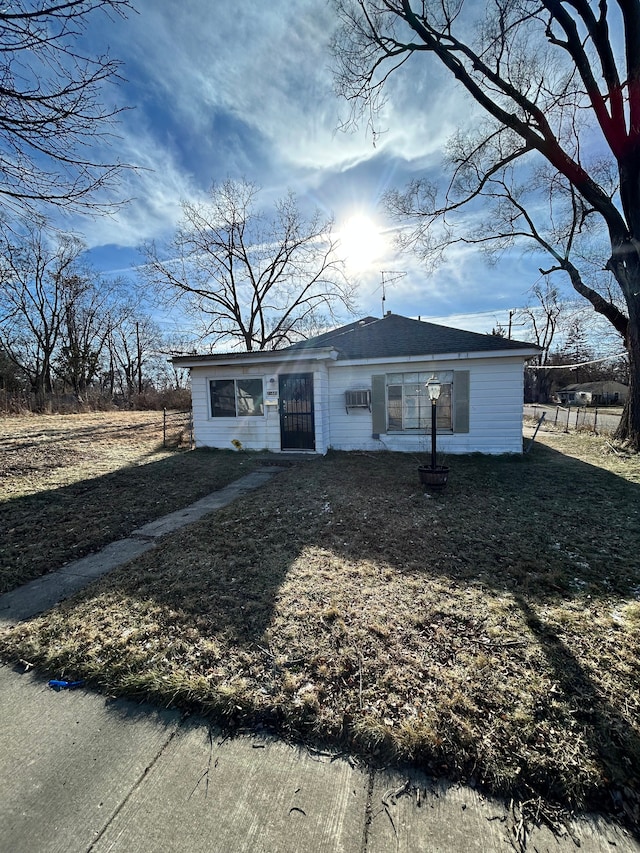 ranch-style house featuring a front yard