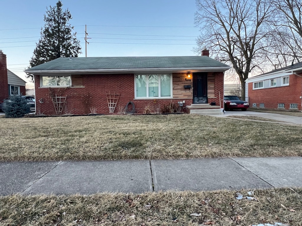 view of front of property featuring a front lawn