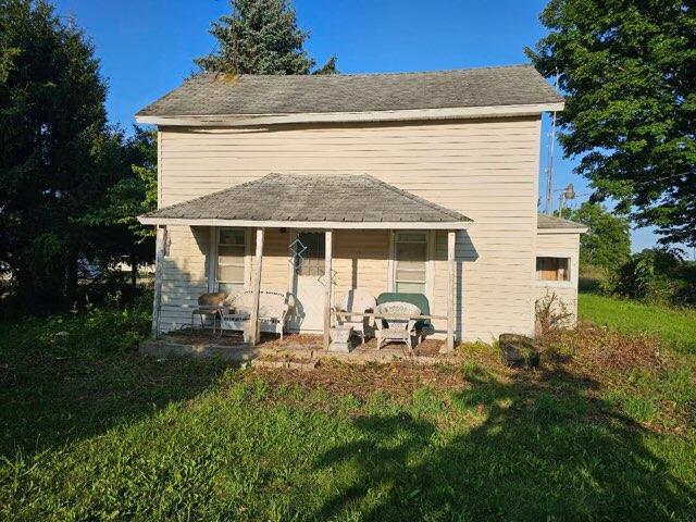 view of front of house featuring a front lawn