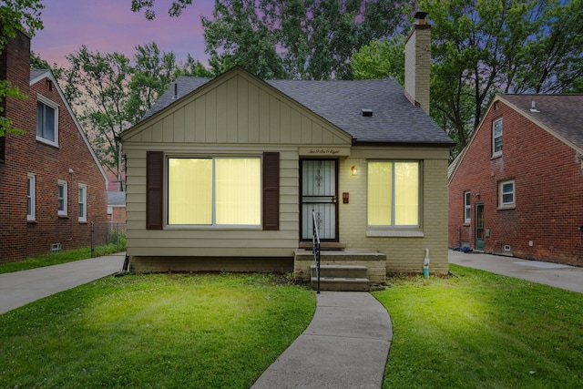 view of front of property with a lawn