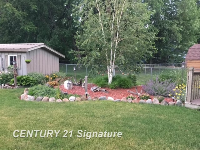 view of yard featuring an outdoor structure