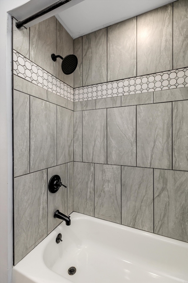 bathroom featuring tiled shower / bath