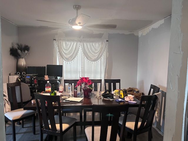 dining room with ceiling fan