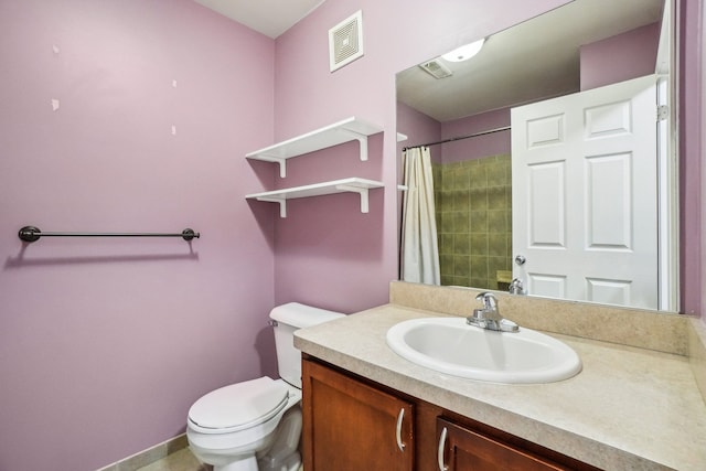 full bath featuring toilet, a shower with curtain, visible vents, and vanity