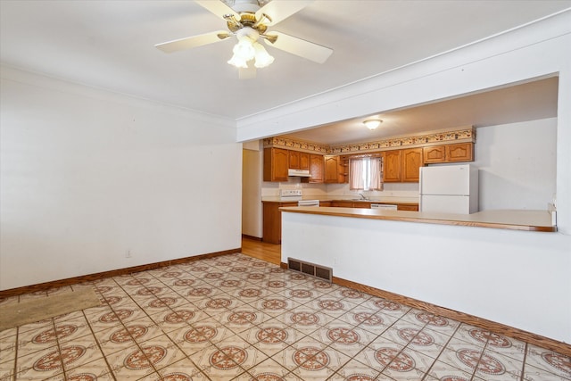 kitchen with sink, ceiling fan, kitchen peninsula, crown molding, and white appliances