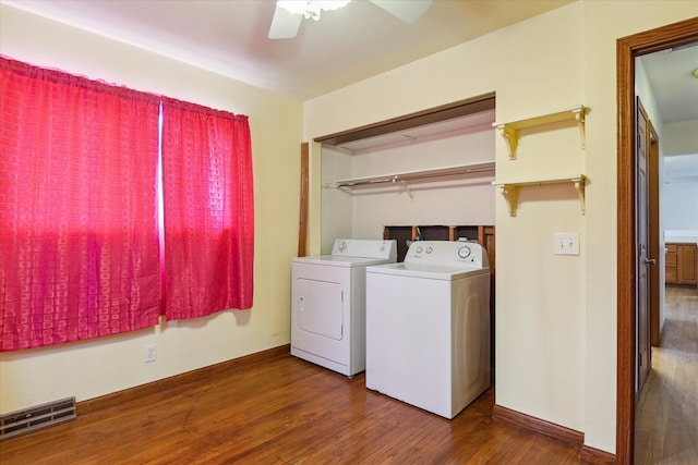 clothes washing area with dark hardwood / wood-style flooring, independent washer and dryer, and ceiling fan