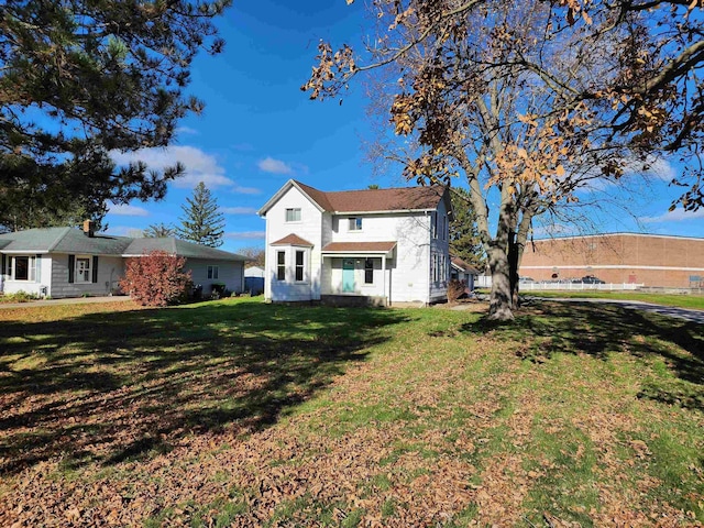 view of front facade featuring a front yard