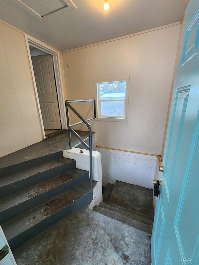 staircase featuring concrete floors