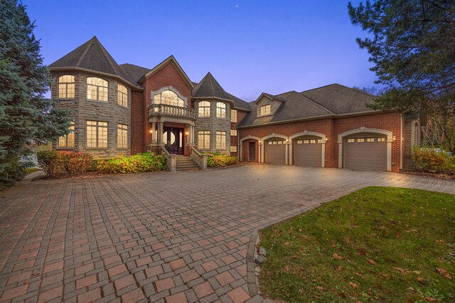 view of front facade featuring a garage