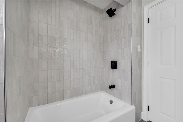 bathroom featuring tiled shower / bath combo