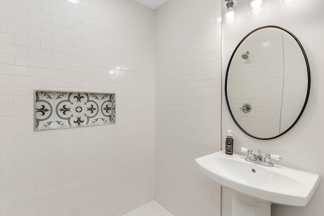 bathroom featuring sink and tiled shower