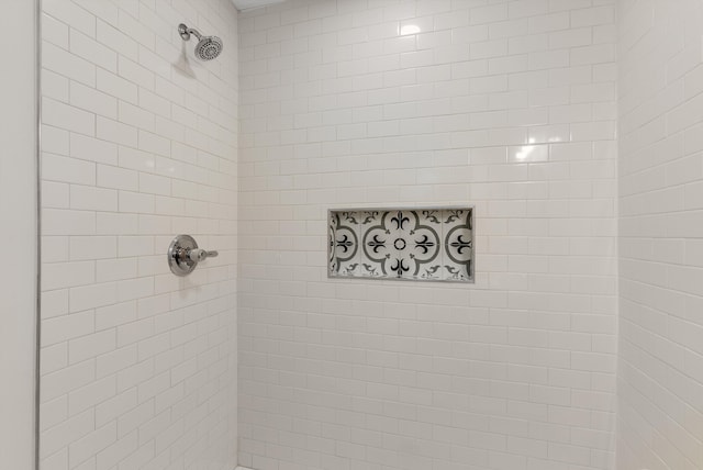 bathroom featuring a tile shower