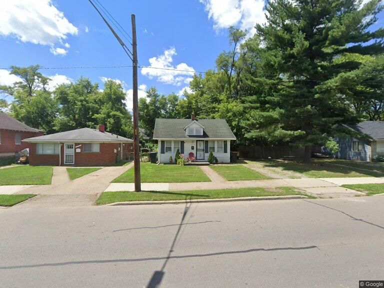 view of front of home with a front yard