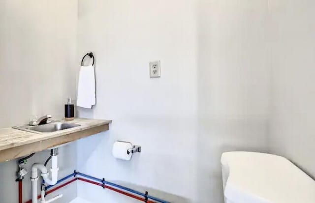 bathroom featuring sink and toilet