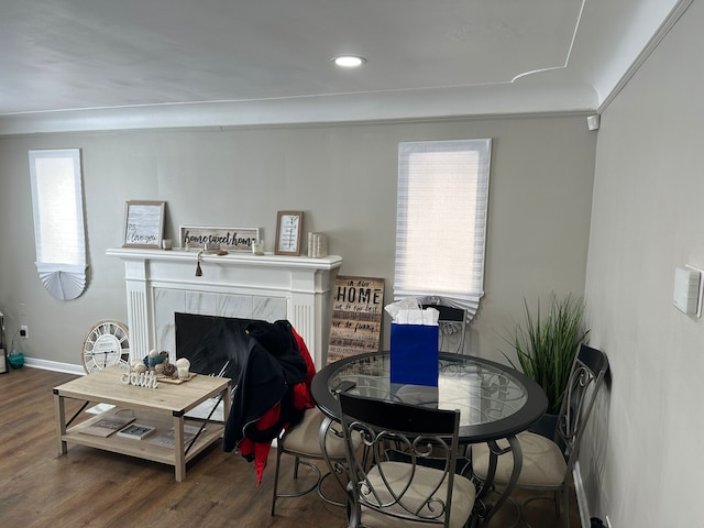 living room with crown molding, plenty of natural light, and hardwood / wood-style flooring