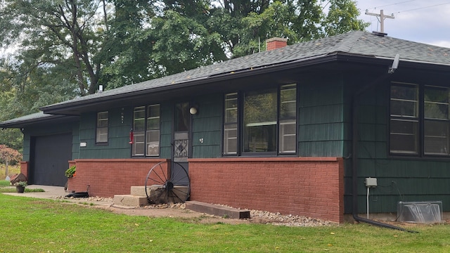 view of front of house featuring a front lawn