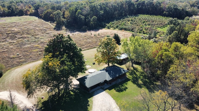 birds eye view of property featuring a rural view