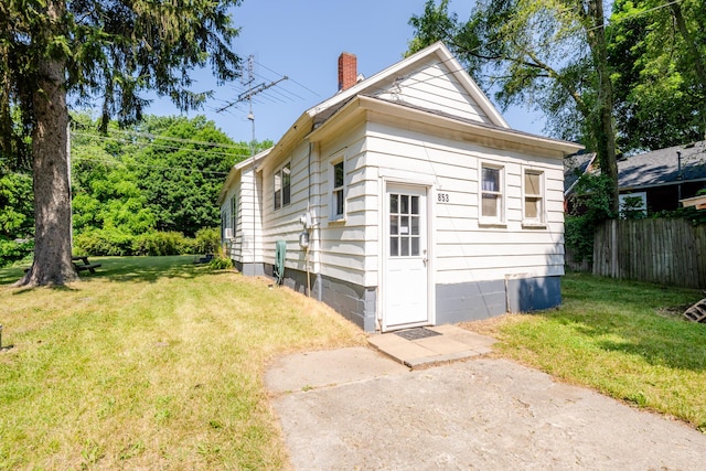 view of front of house featuring a front lawn