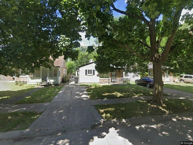 view of front facade featuring a front yard