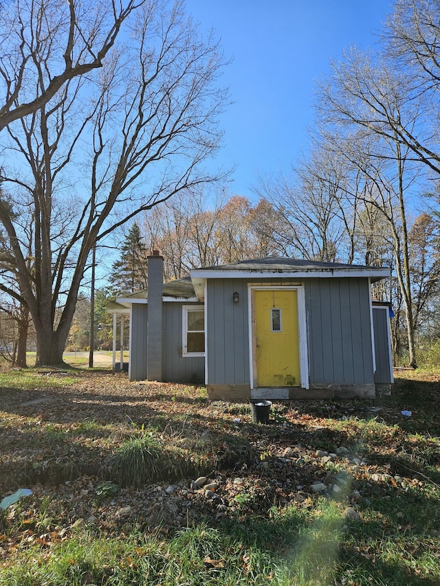 view of outbuilding