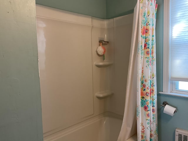 bathroom featuring shower / tub combo