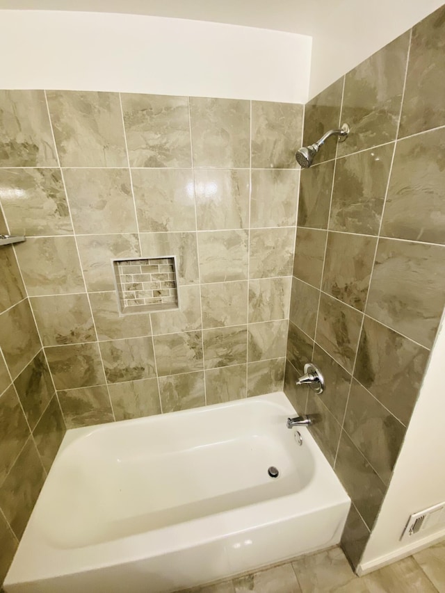 bathroom featuring tiled shower / bath