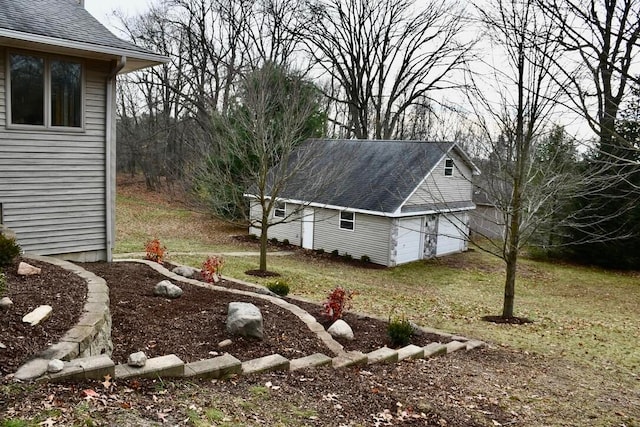 view of yard featuring an outdoor structure