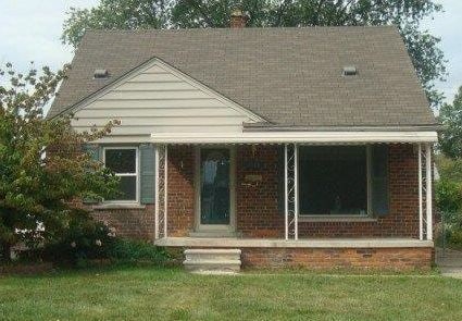 view of front of house featuring a front yard