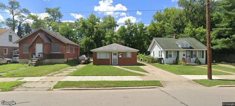 view of front of property featuring a front lawn