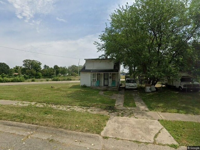 view of front facade with a front yard