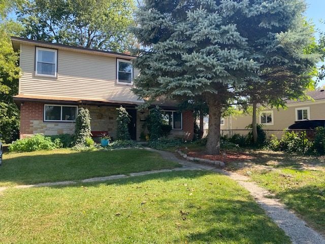 view of front facade with a front yard